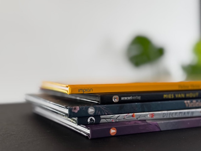 Kinder- und Jugendbücher auf einem Tisch